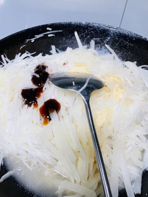 再放鹽、白胡椒粉、蠔油、雞精調味,蓋蓋煮5分鐘,讓蘿蔔入味。