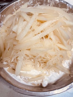 混蘿蔔絲
把煮好的蘿蔔絲撈出嚟,倒進粉漿裡攪勻;鍋裡剩下的蘿蔔汁燒開,關火後把粉漿倒進去沖燙,快速攪勻,這樣蒸出嚟的糕更Q彈。