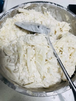 混蘿蔔絲
把煮好的蘿蔔絲撈出嚟,倒進粉漿裡攪勻;鍋裡剩下的蘿蔔汁燒開,關火後把粉漿倒進去沖燙,快速攪勻,這樣蒸出嚟的糕更Q彈。