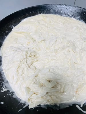 混蘿蔔絲
把煮好的蘿蔔絲撈出嚟,倒進粉漿裡攪勻;鍋裡剩下的蘿蔔汁燒開,關火後把粉漿倒進去沖燙,快速攪勻,這樣蒸出嚟的糕更Q彈。