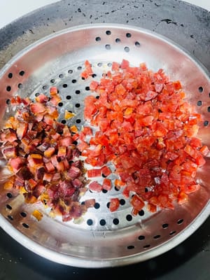 處理臘味
臘腸、臘肉先上鍋蒸15分鐘,蒸軟了再切碎,這樣切起嚟不費勁,炒的時候還能爆出油,香味更濃。