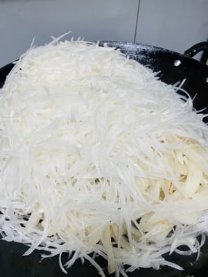 炒蘿蔔絲
用剛才炒臘味的油,先下粗蘿蔔條翻炒,再加入細蘿蔔絲,接著加400毫升泡蝦米和瑤柱的水。