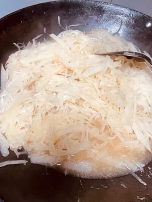 再放鹽、白胡椒粉、蠔油、雞精調味,蓋蓋煮5分鐘,讓蘿蔔入味。