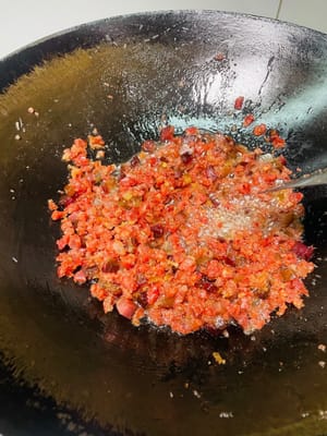 炒臘味
鍋裡倒油,下臘腸、臘肉碎,中小火炒出香味和油脂,再倒入蝦米瑤柱絲,小火炒香後盛出備用,鍋裡的油別洗鍋,