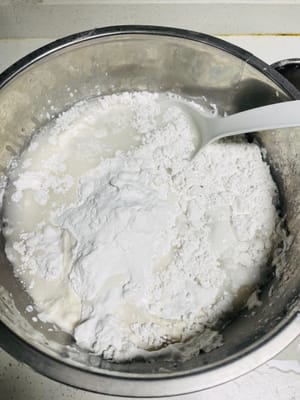調粉漿
大盆裡倒600g黏米粉,加入調好的馬蹄漿,再倒入剩下的泡蝦米瑤柱的水,攪拌成均勻的粉漿。