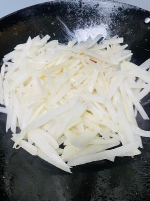 炒蘿蔔絲
用剛才炒臘味的油,先下粗蘿蔔條翻炒,再加入細蘿蔔絲,接著加400毫升泡蝦米和瑤柱的水。