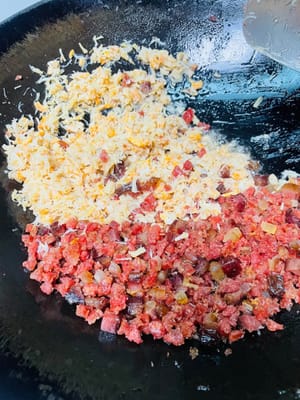 炒臘味
鍋裡倒油,下臘腸、臘肉碎,中小火炒出香味和油脂,再倒入蝦米瑤柱絲,小火炒香後盛出備用,鍋裡的油別洗鍋,