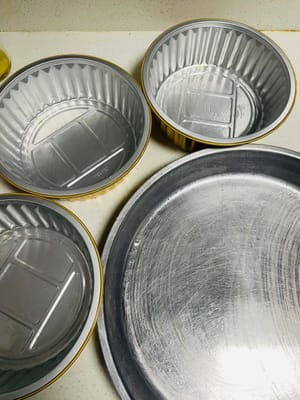 模具處理
蒸糕的容器噴點油防黏。把拌好的糊倒進去,八九分滿就行,表面再撒上剩下的臘味裝飾。