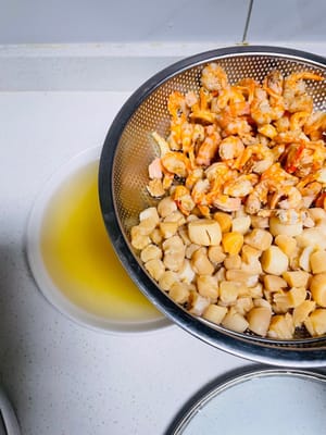 處理乾貨
泡好的蝦米、瑤柱瀝乾水,為了讓它們和蘿蔔糕更融合,我用料理機攪成了細絲,你也可以直接切碎。