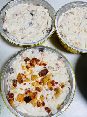 模具處理
蒸糕的容器噴點油防黏。把拌好的糊倒進去,八九分滿就行,表面再撒上剩下的臘味裝飾。