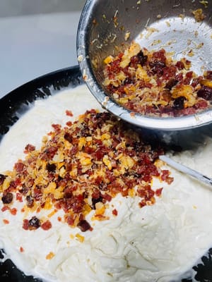 混合臘味
把之前炒好的臘味和蝦米瑤柱絲三分之二倒進去,翻拌均勻。