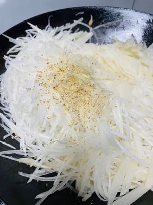 再放鹽、白胡椒粉、蠔油、雞精調味,蓋蓋煮5分鐘,讓蘿蔔入味。