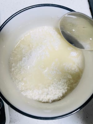 調馬蹄漿
碗裡加50g馬蹄粉,用2-3匙泡蝦米的水調成流動的漿,過篩一遍更細膩,備用。