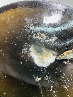 炒蘿蔔絲
用剛才炒臘味的油,先下粗蘿蔔條翻炒,再加入細蘿蔔絲,接著加400毫升泡蝦米和瑤柱的水。