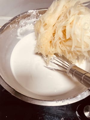 混蘿蔔絲
把煮好的蘿蔔絲撈出嚟,倒進粉漿裡攪勻;鍋裡剩下的蘿蔔汁燒開,關火後把粉漿倒進去沖燙,快速攪勻,這樣蒸出嚟的糕更Q彈。