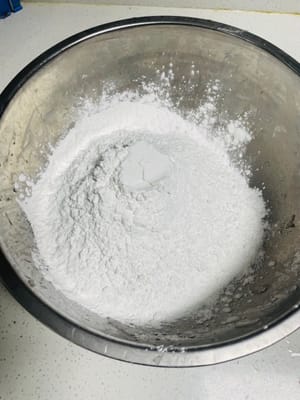 調粉漿
大盆裡倒600g黏米粉,加入調好的馬蹄漿,再倒入剩下的泡蝦米瑤柱的水,攪拌成均勻的粉漿。