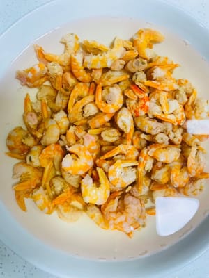 泡發乾貨
蝦米和瑤柱提前洗乾淨,用清水泡4小時以上,泡過的水別倒掉,後面全靠它提鮮。