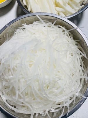 處理蘿蔔
白蘿蔔去皮,2/3擦成細絲,1/3切成手指粗的條,這樣吃起嚟口感更豐富。