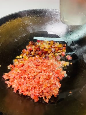炒臘味
鍋裡倒油,下臘腸、臘肉碎,中小火炒出香味和油脂,再倒入蝦米瑤柱絲,小火炒香後盛出備用,鍋裡的油別洗鍋,