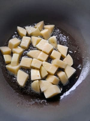 ジャガイモの皮をむいて切り、柔らかくなるまで炒めます。茶色く変色しないように注意してください。