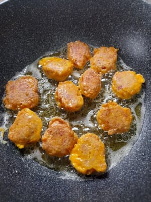 Langsung goreng Dengan minyak panas dengan api sedang .Tunggu sampai bagian bawahnya kecoklatan,baru balik supaya matang merata.
Jangan dibolak balik supaya tidak hancur .