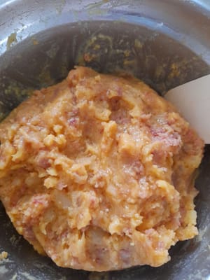 Campurkan kentang ,kornet, 1 butir telor ,bumbu halus,aduk rata