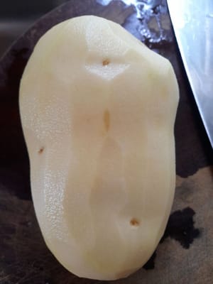 ジャガイモの皮をむいて切り、柔らかくなるまで炒めます。茶色く変色しないように注意してください。