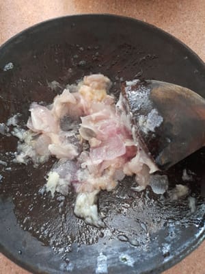 Siapkan penggorengan,goreng bawang putih dan bawang merah,lalu haluskan