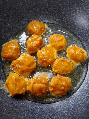 中火で熱した油ですぐに揚げます。底がこんがりと焼き色がついたら、裏返して全体に火を通します。
ひっくり返すと割れてしまうので、絶対に裏返さないでください。