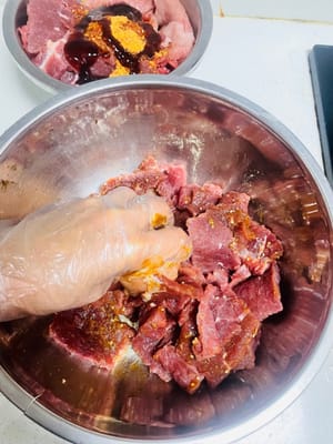 Marinar y mezclar. Verter la marinada sobre la carne, luego añadir la salsa de ostras y el vino blanco o de cocina. Mezclar a mano hasta que cada pieza de carne quede cubierta con la marinada. (Preparé 2 jin de cada uno de los sabores picante y de cinco especias; cada 2 jin de carne cruda rinde aproximadamente 475 gramos de producto terminado).