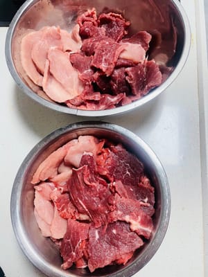 Marinar y mezclar. Verter la marinada sobre la carne, luego añadir la salsa de ostras y el vino blanco o de cocina. Mezclar a mano hasta que cada pieza de carne quede cubierta con la marinada. (Preparé 2 jin de cada uno de los sabores picante y de cinco especias; cada 2 jin de carne cruda rinde aproximadamente 475 gramos de producto terminado).