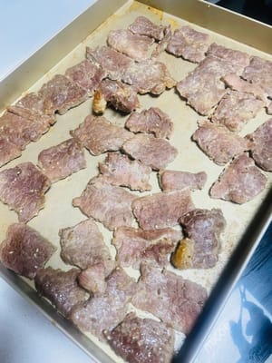 Asado. Busca una bandeja de horno antiadherente y coloca las lonchas de carne planas, sin apilarlas. Precalienta el horno a 185 °C y hornea durante 15 minutos. Retírala y escurre el jugo que haya soltado. Dale la vuelta y hornea durante 15-18 minutos más, o hasta que alcance el punto de sequedad deseado.