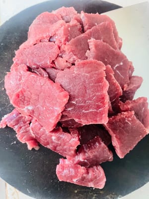 Corte y preparación de la carne. Primero, corte la carne en rodajas finas de unos 2 mm de grosor. Lávela y escurra bien el agua; de lo contrario, quedará pastosa después de asarla.