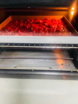 Asado. Busca una bandeja de horno antiadherente y coloca las lonchas de carne planas, sin apilarlas. Precalienta el horno a 185 °C y hornea durante 15 minutos. Retírala y escurre el jugo que haya soltado. Dale la vuelta y hornea durante 15-18 minutos más, o hasta que alcance el punto de sequedad deseado.