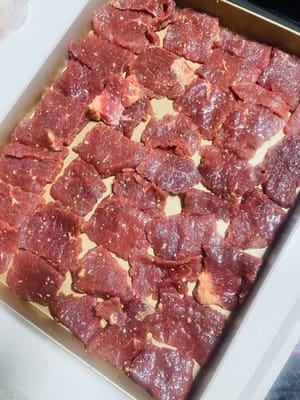 Asado. Busca una bandeja de horno antiadherente y coloca las lonchas de carne planas, sin apilarlas. Precalienta el horno a 185 °C y hornea durante 15 minutos. Retírala y escurre el jugo que haya soltado. Dale la vuelta y hornea durante 15-18 minutos más, o hasta que alcance el punto de sequedad deseado.