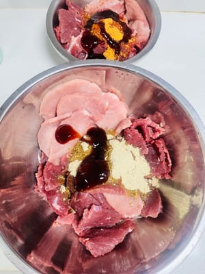 Marinar y mezclar. Verter la marinada sobre la carne, luego añadir la salsa de ostras y el vino blanco o de cocina. Mezclar a mano hasta que cada pieza de carne quede cubierta con la marinada. (Preparé 2 jin de cada uno de los sabores picante y de cinco especias; cada 2 jin de carne cruda rinde aproximadamente 475 gramos de producto terminado).