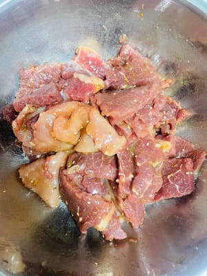 Finalmente, rocíe un poco de aceite vegetal para retener la humedad, póngalo en el refrigerador para marinar durante aproximadamente 4 horas para permitir que el sabor se desarrolle por completo.