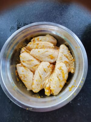 quindi ricoprire il pollo con le spezie fino a distribuirle uniformemente