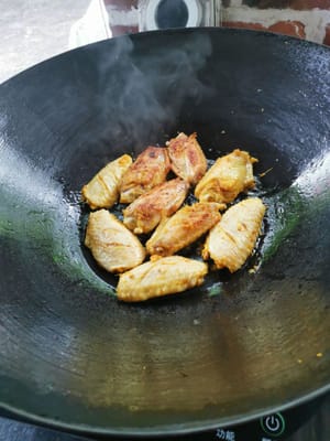 Girare il pollo per evitare che bruci a fuoco basso.