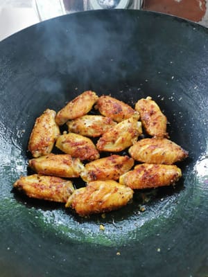 Friggere il pollo fino a doratura, quindi metterlo su un piatto