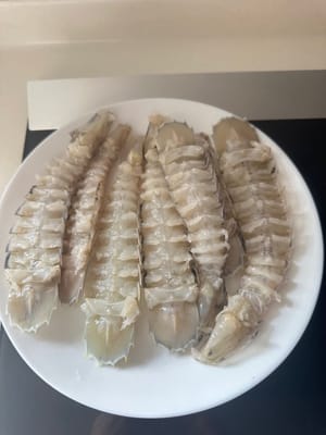 用厨房纸巾抹干水。