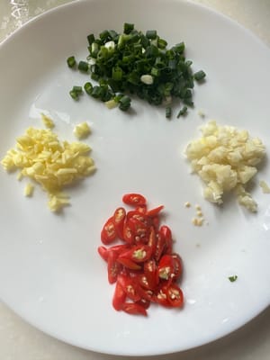 姜一克，切粒，蒜切粒，葱切粒