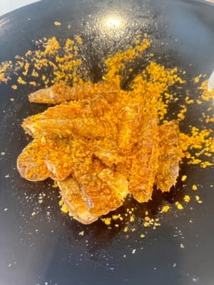 到入拉尿沙一起中火🔥翻炒1分钟➕入备好的。辣椒翻炒两下，关火🔥