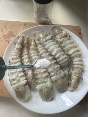 撒上少许生粉等到下锅炸。