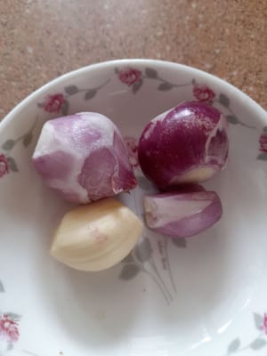 Knoblauch und Schalotten schälen, in Scheiben schneiden und beiseite stellen.