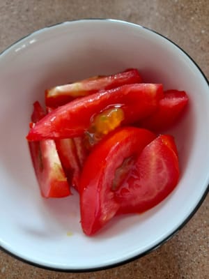 Lavate bene i pomodori, tagliateli a fette a piacere e metteteli da parte.