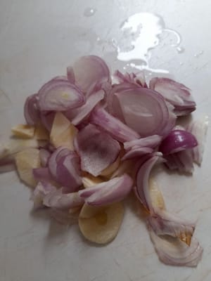 Knoblauch und Schalotten schälen, in Scheiben schneiden und beiseite stellen.