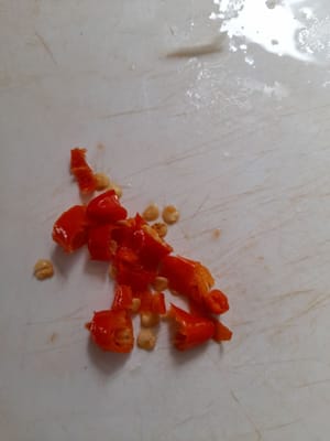 Tagliare i peperoncini a quadratini e metterli da parte