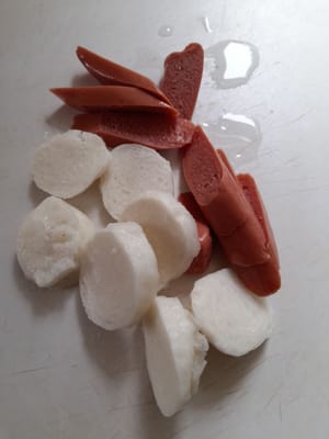 Lavate bene le salsicce e le polpette, tagliatele in più pezzi e mettetele da parte.