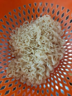 Preparate una pentola, fate bollire 600 ml di acqua, aspettate che l'acqua bolla, aggiungete i noodles, fateli bollire fino a metà cottura, quindi scolateli.